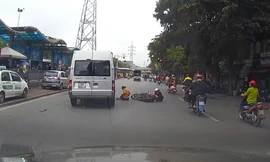 [VIDEO] Qua đường bất cẩn, hai mẹ con thoát chết trong gang tấc
