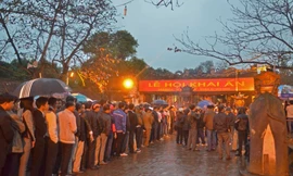 Hàng vạn người 'đội mưa' từ mờ sáng chờ xin ấn đền Trần