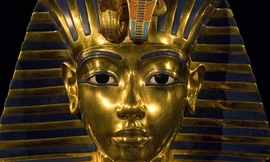 Chiếc mặt nạ vàng nổi tiếng đặt trên mặt xác ướp vua Tutankhamun. Ảnh: Ancient Origins.