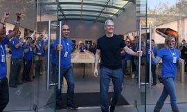 CEO Tim Cook đến dự lễ khai trương một cửa hàng của Apple tại thành phố Palo Alto, bang California, Mỹ - Ảnh: Getty Images.