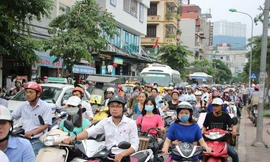 Tắc đường cả cây số, xe máy lao lên vỉa hè 'thoát thân'