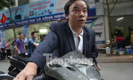 Người dân chung cư Xa La xếp hàng nhận xe sau trận hỏa hoạn