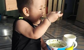 Bé Xì Trum tự giác xúc cháo trong các bữa ăn.