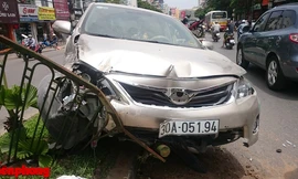 Ô tô 5 chỗ 'mắc kẹt' ở dải phân cách giữa đường