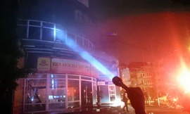 Phòng tập gym ở tầng 2 tòa nhà Vimeco bất ngờ phát hỏa dữ dội trong đêm, khói đen bốc lên nghi ngút. 