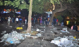 [ẢNH] Hồ Gươm ngập rác sau màn pháo hoa Giao thừa