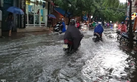 Nhiều tuyến đường Hà Nội 'chìm nghỉm' sau trận mưa lớn