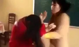 10 video ‘hot’: “Choáng” cảnh cô giáo đuổi đánh học sinh trong lớp học