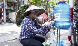 Những điểm miễn phí trà đá, nước uống giúp đỡ người lao động khó khăn.