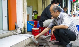 Người dân hứng nước điều hòa để sử dụng.