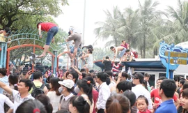 Cảnh hỗn loạn, vượt rào sắt vào trong công viên Hồ Tây trong ngày mở cửa miễn phí.