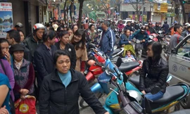 Hà Nội: Hết xếp hàng mua bánh chưng lại đến giò Tết