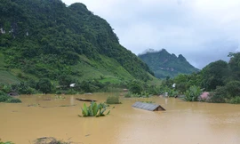 [VIDEO] Tận thấy ngôi làng bị ngập sâu tới mái nhà ở Tuần Giáo