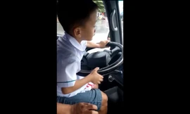 Hình ảnh bé trai lái chiếc xe ô tô. Ảnh cắt từ video.