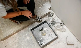 Két sắt bí ẩn mà cặp đôi tìm thấy được bên dưới sàn nhà bếp.