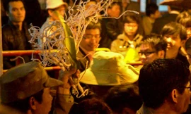 [VIDEO] Tranh cướp lộc náo loạn Đền Trần sau lễ khai ấn