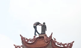 Nam thanh niên cố thủ trên nóc tòa tháp 11 tầng.
