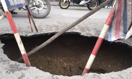 Cận cảnh 'hố tử thần' bất ngờ xuất hiện trên đường Đại Cồ Việt