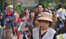 Khu vui chơi đông nghịt người du xuân đầu năm