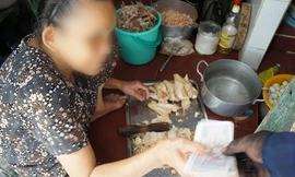 10 video ‘hot’: Hãi hùng chế biến súp cua gà cạnh nhà vệ sinh