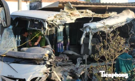 [VIDEO] Hai xe khách nát bét sau cú đâm kinh hoàng