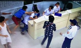 10 video ‘hot’: Bệnh nhân cấp cứu nhảy khỏi cáng đấm bác sĩ