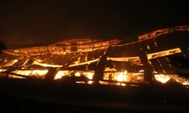 Clip lửa rực cháy, bao trùm hàng nghìn m2 nhà xưởng