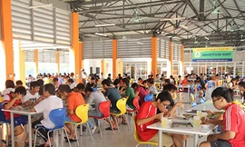 SV khó khăn được nhận những suất ăn miễn phí do Đoàn ĐHQG TPHCM tổ chức