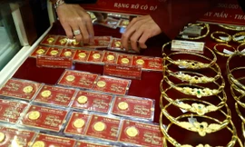 Giá vàng đứng im, vẫn cao hơn giá vàng thế giới