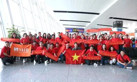 Một ngân hàng thuê 8 chuyến bay chở 600 người đi Thái Lan cổ vũ bóng đá