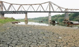 Sông Hồng đoạn qua Hà Nội cạn trơ đáy hồi đầu tháng 4. Ảnh: Xuân Phú