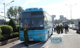 Xe khách bỗng dưng bốc cháy, hàng chục hành khách thoát nạn