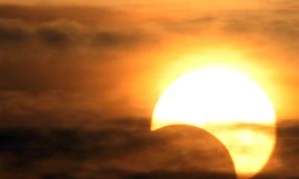 Các bạn trẻ ngắm nhật thực một phần ở Hà Nội