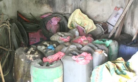 Múc xăng dưới giếng, mua nước sạch dùng