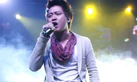 Tuấn Hưng hát cùng các Miss Beat