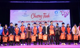 Các sinh viên có hoàn cảnh khó khăn được tặng quà hỗ trợ về quê đón Tết Kỷ Hợi. Ảnh: Vương Đức