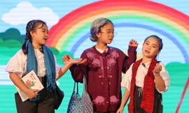 Trà My thể hiện tác phẩm "Máy bay của bà"