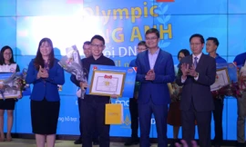 Bí thư T.Ư Đoàn Bùi Quang Huy (thứ 2, từ phải sang) trao giải Nhất cho thí sinh Nguyễn Văn Khánh Duy.