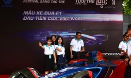 Các đại biểu dự đại hội Hội LHTN TP Hà Nội lần thứ VII thích thú chụp ảnh với xe Lectron XE1 là xe ô tô điện đầu tiên được thiết kế và chạy bằng điện đầu tiên của Việt Nam.