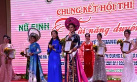 Hoa khôi Nữ sinh tài năng duyên dáng Tuyên Quang năm 2019 - Đào Phương Quỳnh tại đêm đăng quang.