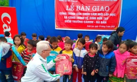 Tổng giám đốc Canon Việt Nam – ông Minoru Niimura trao tặng quà cho học sinh điểm trường Canon - Nà Bản