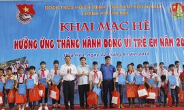 Ban tổ chức chương trình trao tặng học bổng và quà cho thiếu nhi có hoàn cảnh khó khăn, vươn lên học giỏi