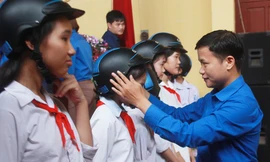 Trao tặng mũ bảo hiểm cho học sinh trường THCS Bảo Sơn, huyện Lục Nam, tỉnh Bắc Giang 