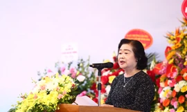 Bà Trương Mỹ Hoa, nguyên Phó Chủ tịch nước, Chủ tịch Quỹ Học bổng Vừ A Dính, Chủ nhiệm CLB “Vì Hoàng Sa, Trường Sân thân yêu” tại lễ kỷ niệm 5 năm thành lập (1/8/2014 – 1/8/2019) tổ chức sáng 10/11/. Ảnh: Bảo Anh