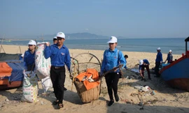 Các bạn thanh niên tham gia làm sạch biển tại lễ khởi động "Tháng ba biên giới" Bình Định