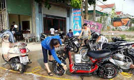 Đoàn xã Thanh Chi rửa xe gây quỹ 