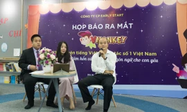 CEO Công ty CP Early Start Đào Xuân Hoàng giới thiệu về Vmonkey, với sự tham gia của bà Phan Hồ Điệp, mẹ của "thần đồng" Đỗ Nhật Nam