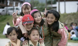 Giới trẻ thích thú với những tải nghiệm thú vị tại Vương quốc hạnh phúc nhất thế giới, không cần dùng tín hiệu giao thông.