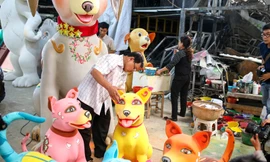 Những linh vật tại đường hoa Nguyễn Huệ đang được các nghệ nhân chăm sóc, hoàn thiện