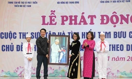 Bí thư Trung ương Đoàn, Chủ tịch Hội đồng Đội Trung ương Nguyễn Ngọc Lương tặng quà cho trường Tiểu học Trung Tự.